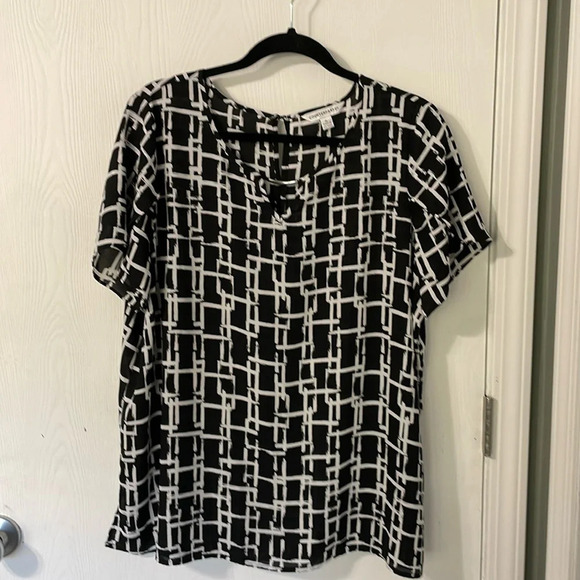 Counterparts Tops - 💰Counterparts NWOT Sheer Black & White Short Sleeve Flowy Blouse Size XL